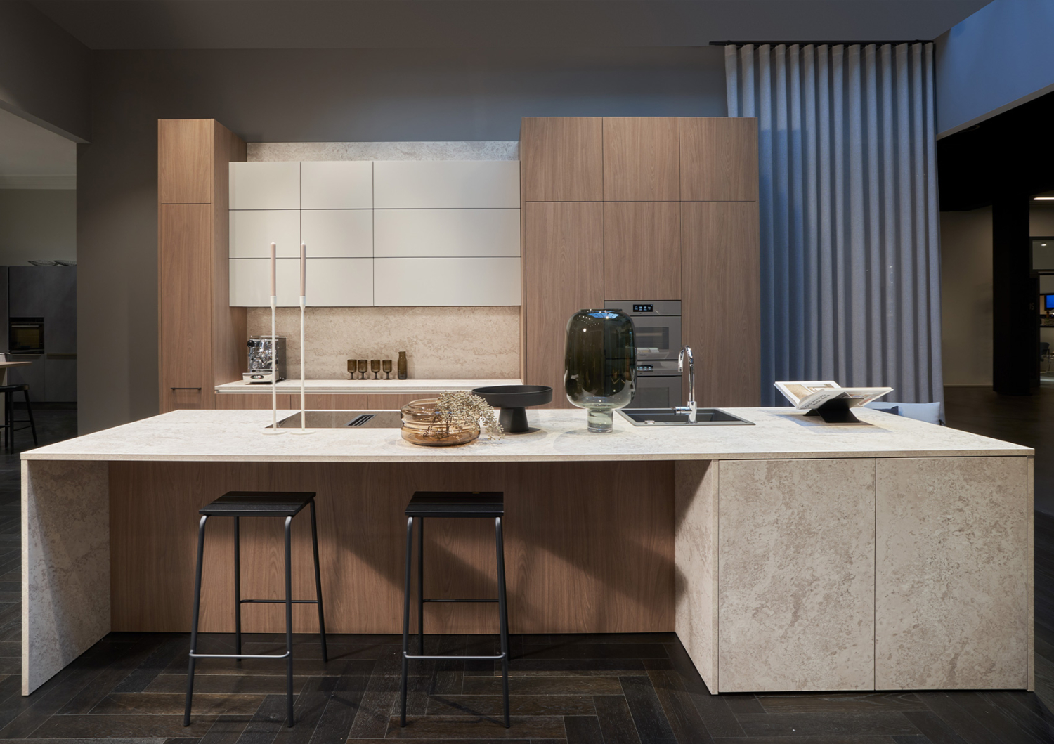 Kueche_32_b_AV2020_Luxor_braun_AV3050GL_Granit_beige_AV6000_NCS